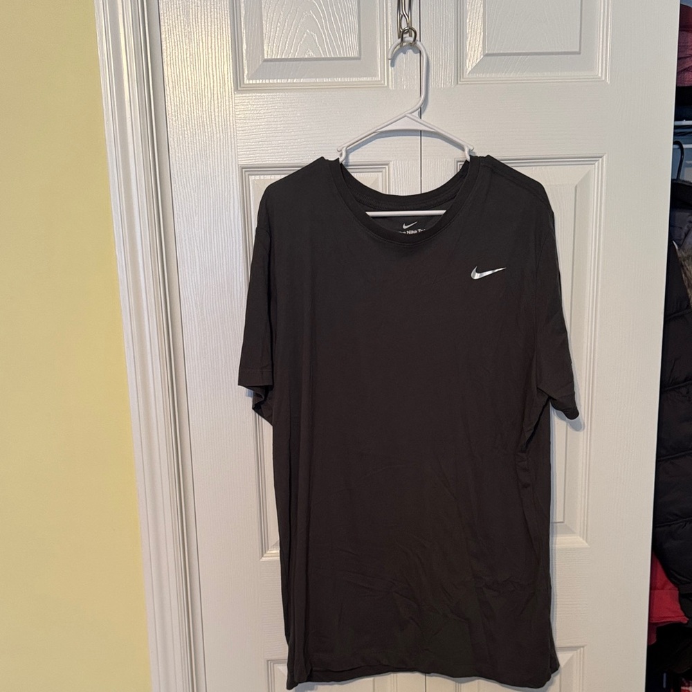 Nike Men's Charcoal Short Sleeve Tee